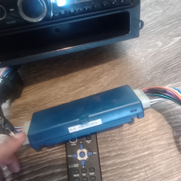 Clarion CZ100 Car stereo receiver with remote - Picture 9 of 9